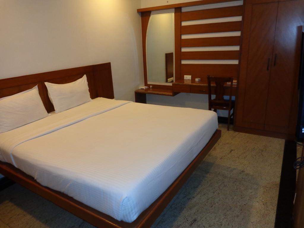 Sanu International Hotel Nāmakkal Buitenkant foto