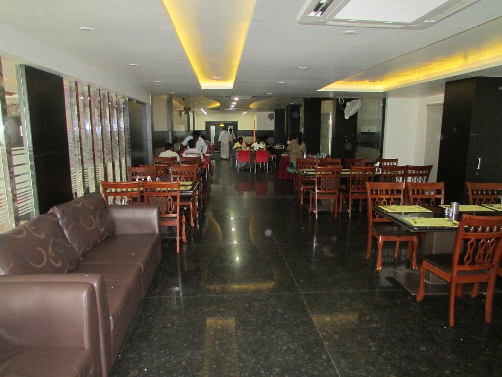Sanu International Hotel Nāmakkal Buitenkant foto