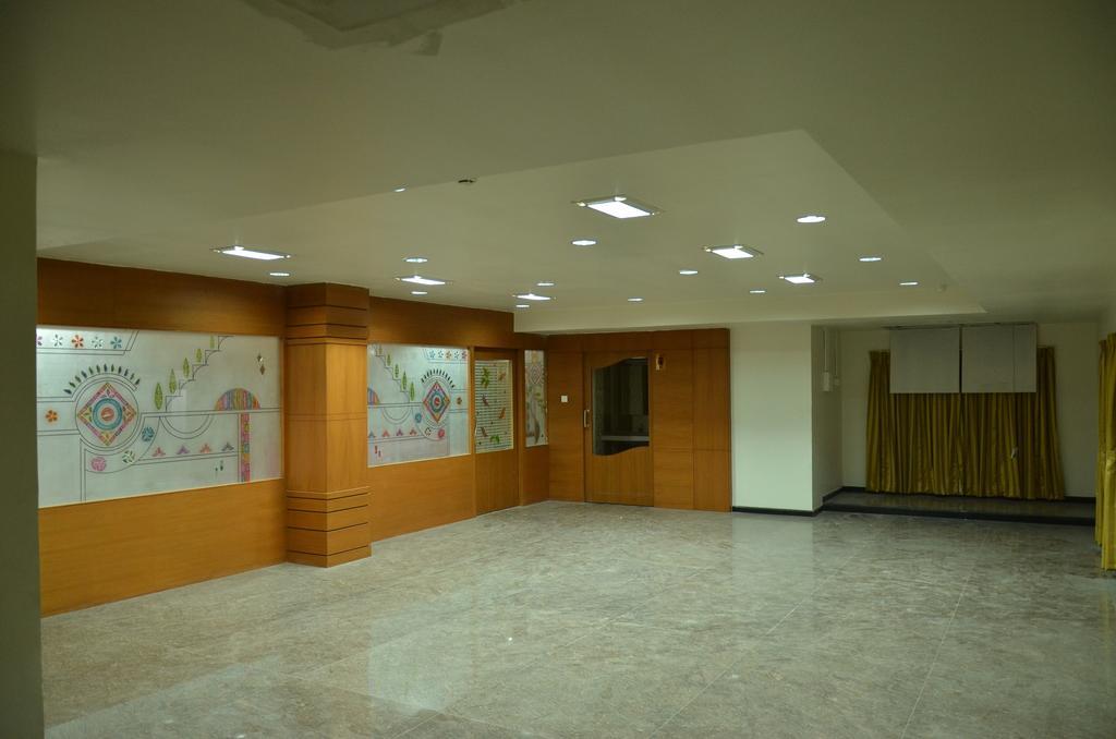Sanu International Hotel Nāmakkal Buitenkant foto