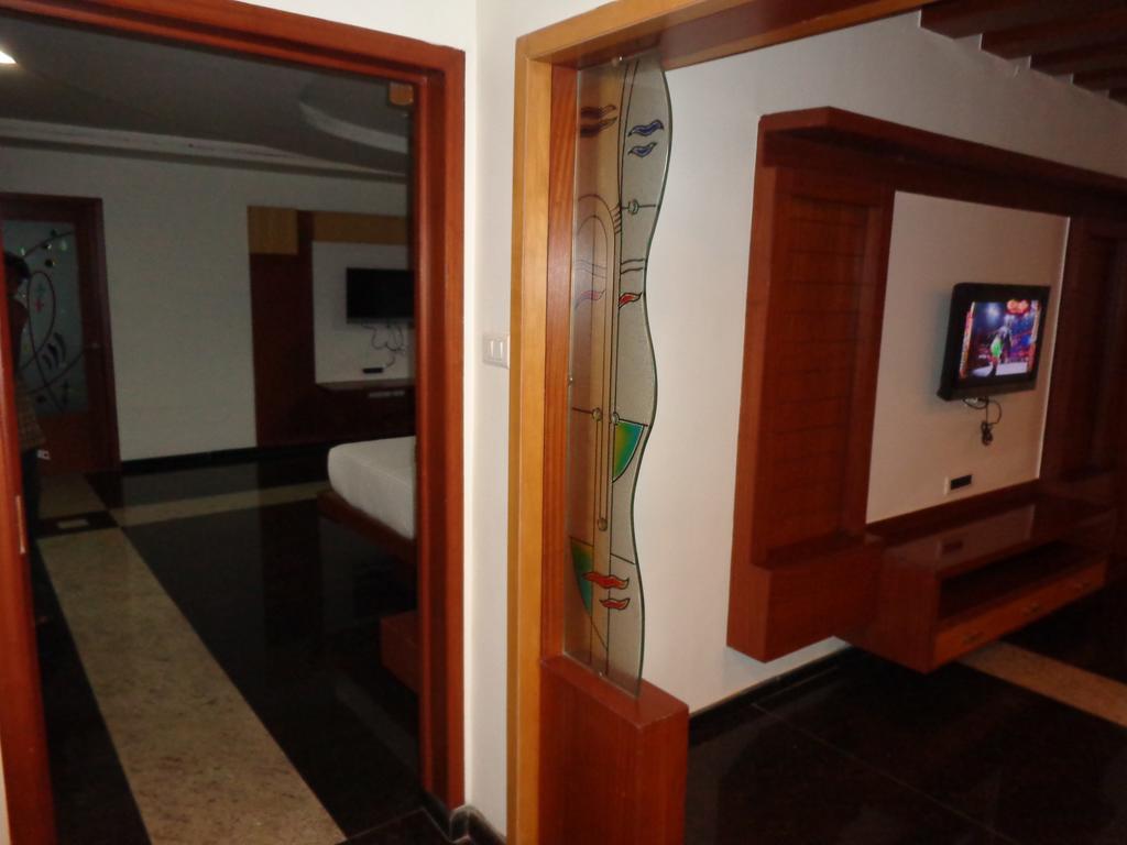 Sanu International Hotel Nāmakkal Buitenkant foto
