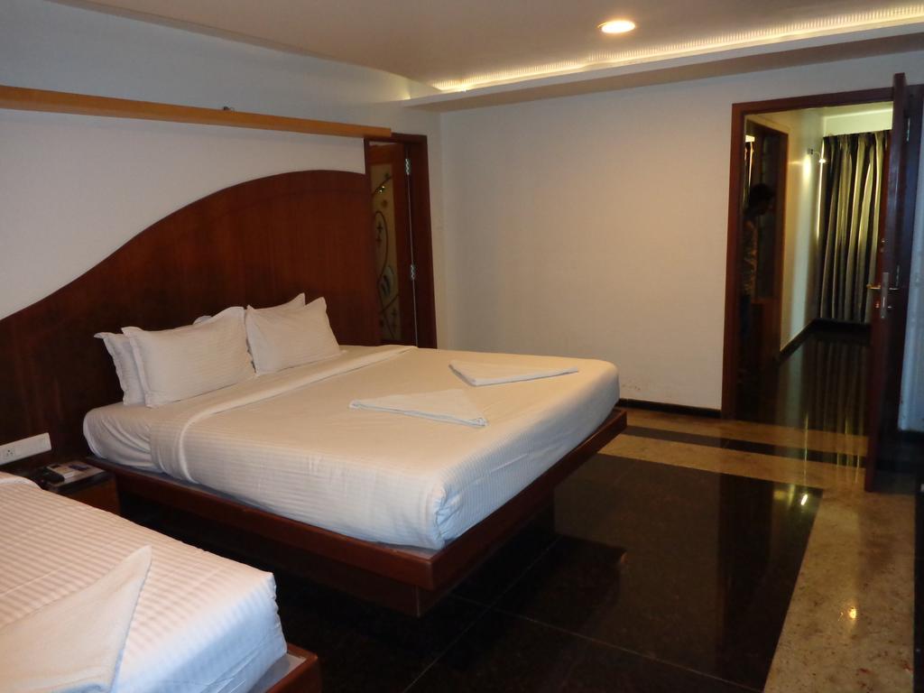 Sanu International Hotel Nāmakkal Buitenkant foto
