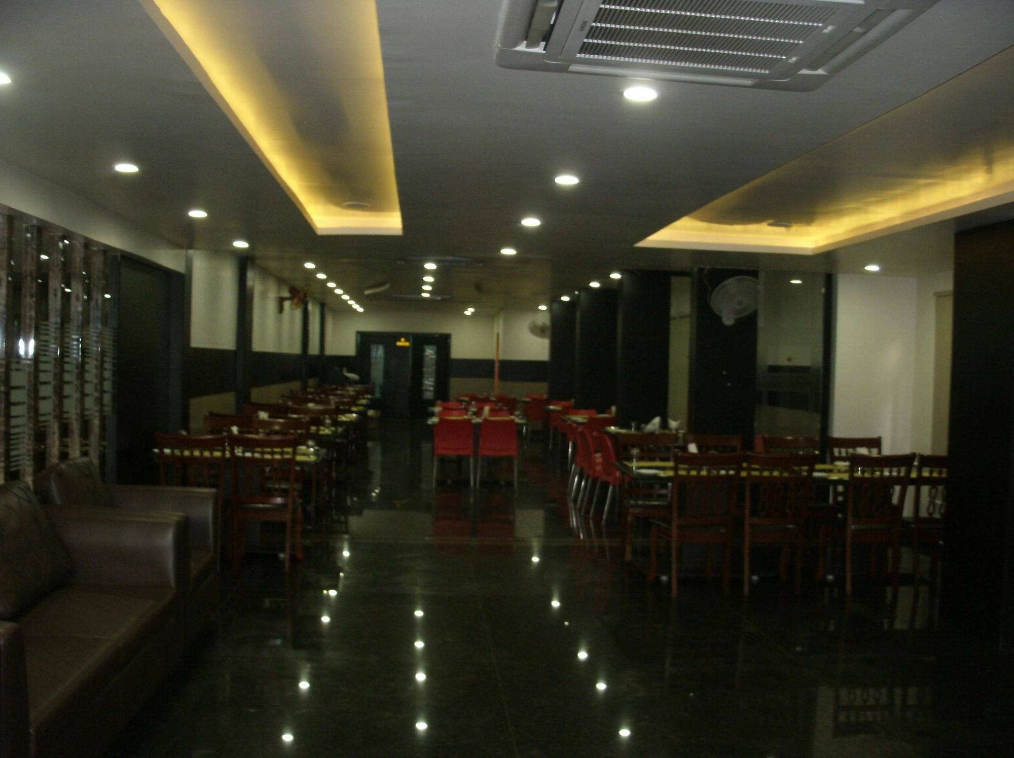 Sanu International Hotel Nāmakkal Buitenkant foto